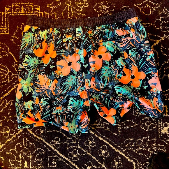 Goodfellows XL swim trunks with nylon liner, flowers - Picture 2 of 2